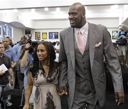 蛇精灵大战红魔鬼！意甲官方发布米兰德比预热海报（蓝黑蛇对阵红魔！意甲官方释出米兰德比预热海报）