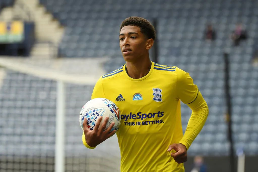 足球国足球员海外首发，发挥稳定