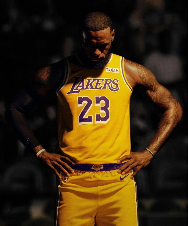 库里28+4 巴特勒伤退 勇士力克太阳（库里砍下28+4 巴特勒伤退 勇士险胜太阳）